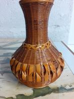 Vase en verre entouré  tressé  rotin, Huis en Inrichting, Woonaccessoires | Vazen, Glas, Ophalen of Verzenden