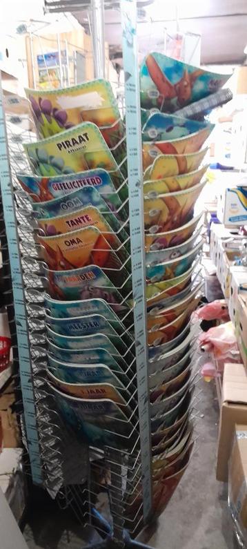 metalen roterend winkelrek met tafelnappen beschikbaar voor biedingen