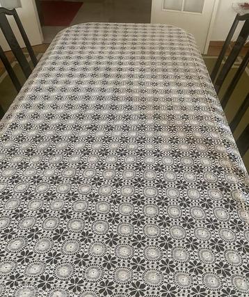 Nappe au crochet rectangulaire en synthétique (230 x 160 cm) disponible aux enchères