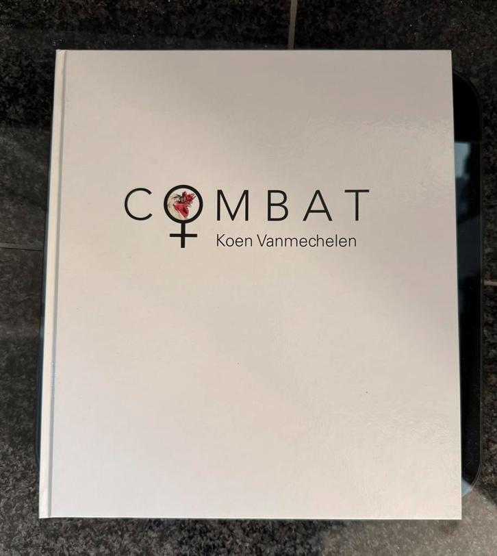 Combat - Koen Vanmechelen - livre d'exposition -Alden Biesen, Livres, Art & Culture | Photographie & Design, Comme neuf, Enlèvement ou Envoi