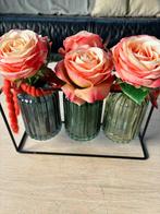 3 kleine vaasjes in rek met kunstroosjes, Gebruikt, Ophalen of Verzenden, Glas, Minder dan 50 cm