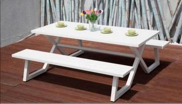 Tuintafel beschikbaar voor biedingen