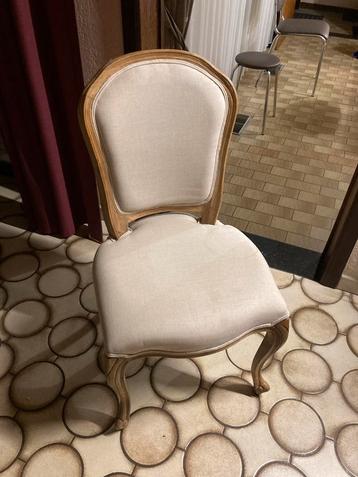 Landelijke stoelen beschikbaar voor biedingen