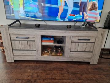 Tv kast + salontafel beschikbaar voor biedingen