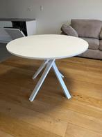 Ronde witte tafel, Ophalen