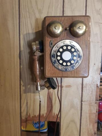 Vintage houten wandtelefoon beschikbaar voor biedingen