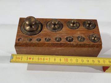 11 koperen messing knopgewichten in een houten blok  beschikbaar voor biedingen