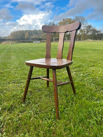 Café stoelen beschikbaar voor biedingen