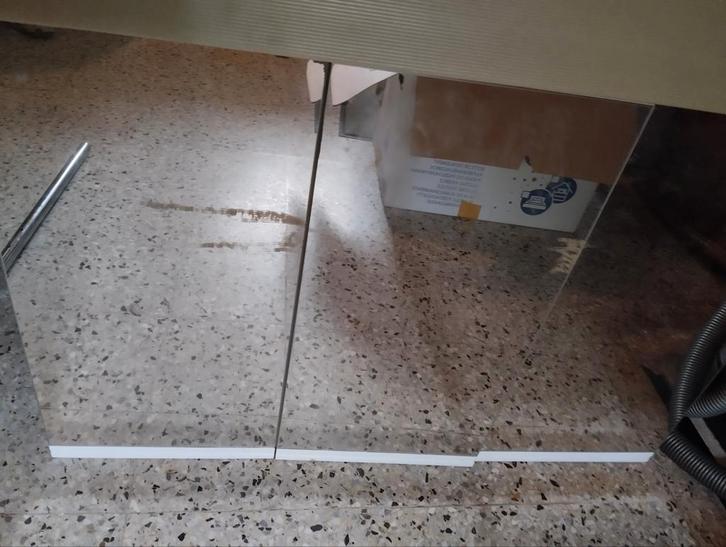 Grande salle de bain à 3 portes avec miroir/armoire murale b, Maison & Meubles, Salle de bain | Meubles de Salle de bain, Utilisé