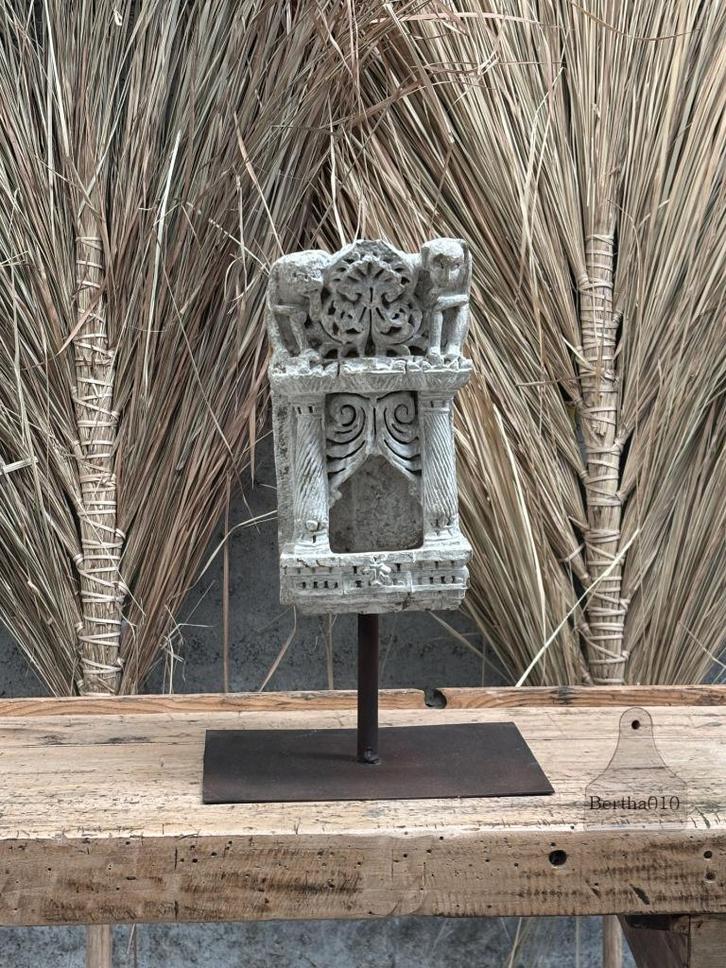 Oosters stenen altaar ca. 100 jaar oud met apenfiguren, Antiek en Kunst, Antiek | Religieuze voorwerpen, Ophalen of Verzenden