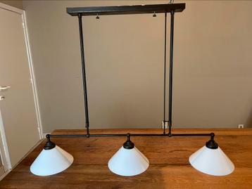 Luster met drie kappen in melkglas, Enlèvement, Comme neuf