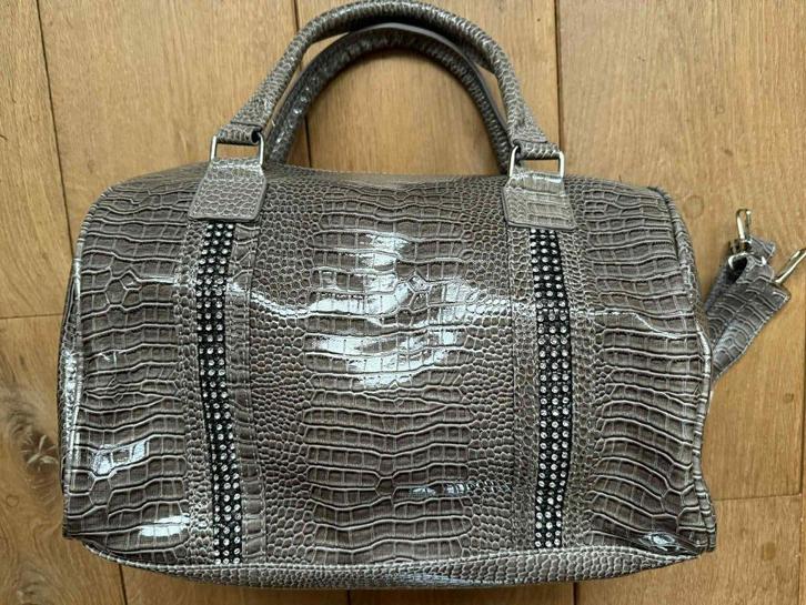 Nieuwe lakleren handtas- 2 handvaten + riem, Handtassen en Accessoires, Tassen | Damestassen, Nieuw, Handtas, Beige, Ophalen of Verzenden