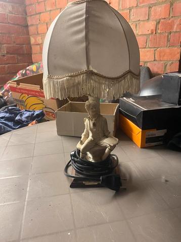 Vintage tafellamp met stoffen kap en beeldje beschikbaar voor biedingen