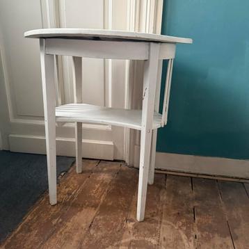 Petite table d’appoint vintage relookée – bois peint beschikbaar voor biedingen