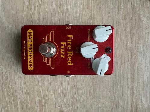 FIRE RED FUZZ Mad Professor handwired, Musique & Instruments, Effets, Comme neuf, Distortion, Overdrive ou Fuzz, Enlèvement ou Envoi