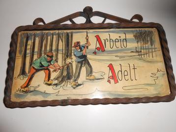 Antieke spreuk Arbeid adelt . Tegel met smeedijzer . beschikbaar voor biedingen