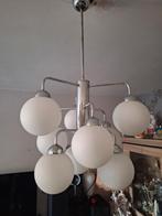 Modern Atomic chroom en glazen glans uit het midden van de e