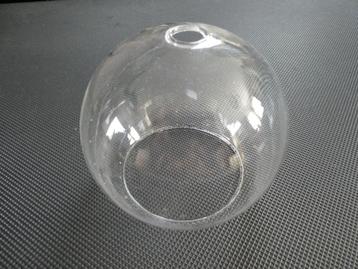 Glazen doorschijnende bol en glazen witte kubus van luster