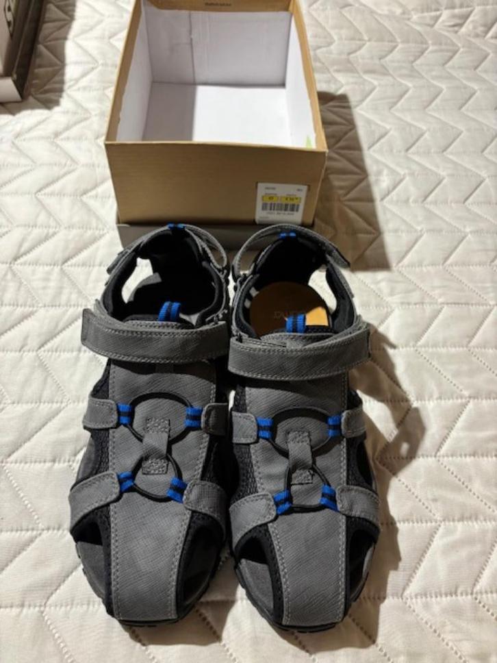 TE KOOP GRIJZE NIEUWE MANNEN SANDALEN MAAT 43, Kleding | Heren, Schoenen, Nieuw, Sandalen, Overige kleuren, Ophalen