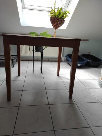 Kleine stevige houten keuken tafel. beschikbaar voor biedingen