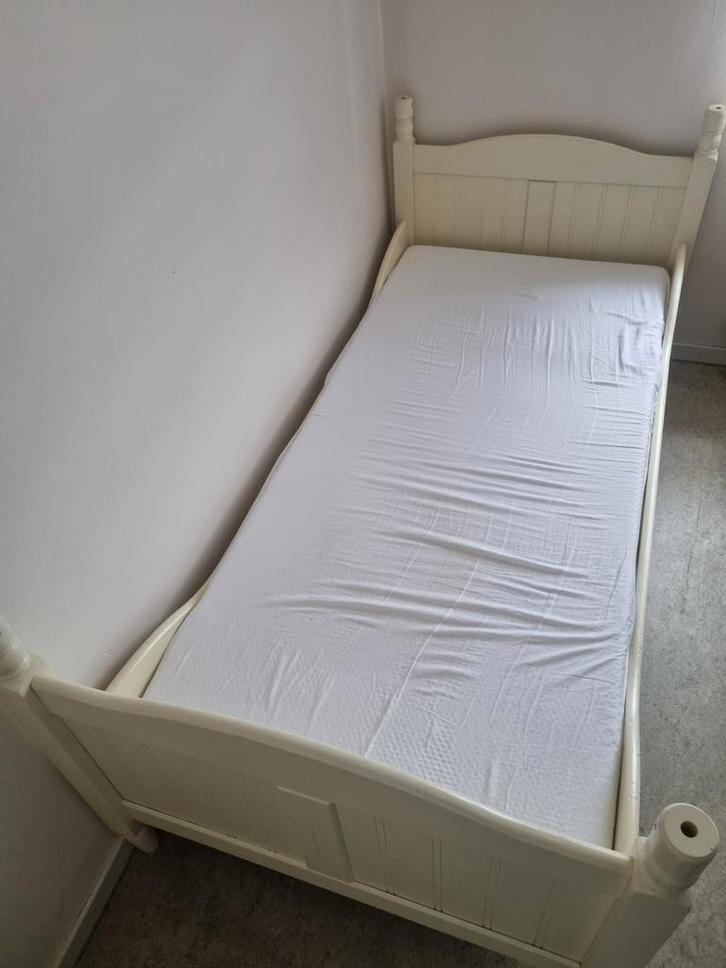 Bed voor jong en oud in massief hout, Huis en Inrichting, Slaapkamer | Bedden, Zo goed als nieuw, 90 cm, 210 cm, Hout, Beige, Ophalen