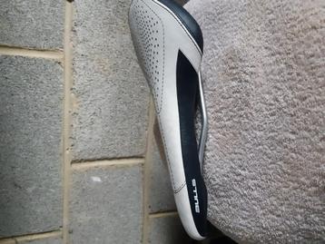 Selle velo cuir renforcee + porté gourde même couleur et mar beschikbaar voor biedingen