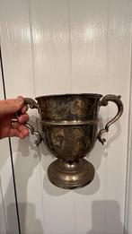 Grote zware beker op voet, Ophalen, Zilver
