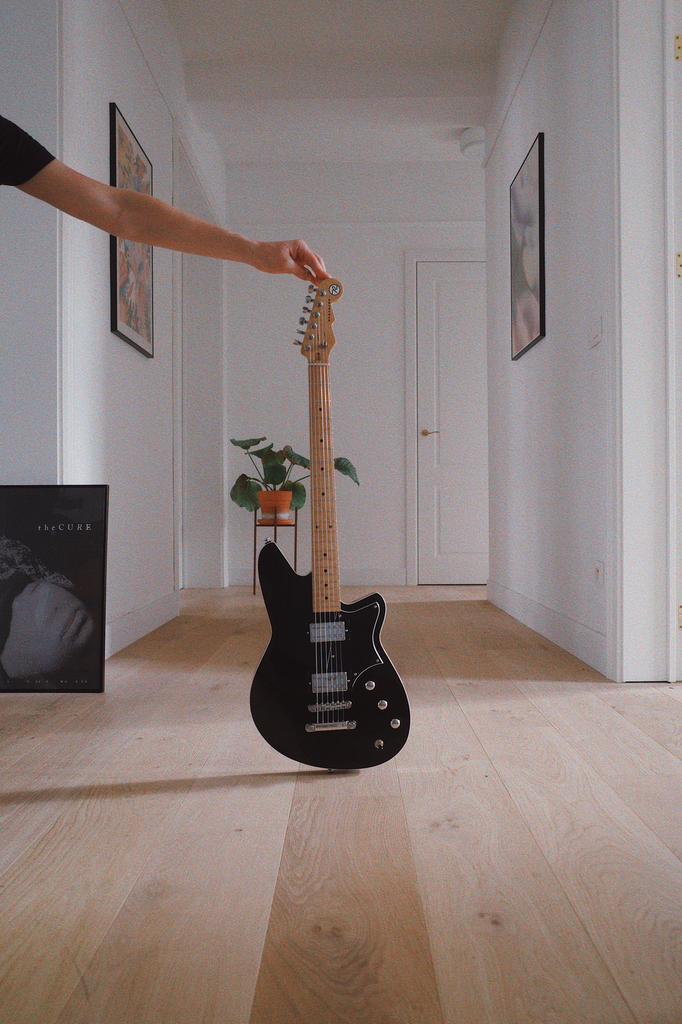 Reverend Descent RA Midnight Black Guitar, Muziek en Instrumenten, Versterkers | Bas en Gitaar, Zo goed als nieuw, Gitaar, Ophalen of Verzenden