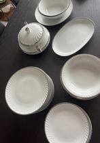 Compleet ertservies in wit/ zilverbuitenrandje, Ophalen, Bord(en)