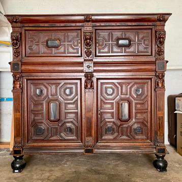 Meuble Flamant Style Renaissance XIX eme “tête de lion” beschikbaar voor biedingen