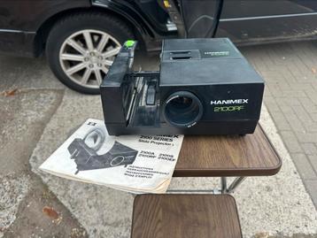 Diaprojector, scherm en tafel beschikbaar voor biedingen