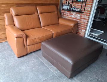 lederen zetel 2 zit met bijhorende lederen salontafel/poef   beschikbaar voor biedingen