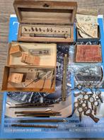 Lot antiek horlogemaker gereedschap en fournituren, Verzenden