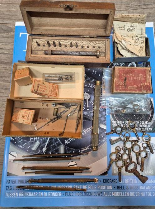 Lot antiek horlogemaker gereedschap en fournituren, Antiek en Kunst, Antiek | Gereedschap en Instrumenten, Verzenden
