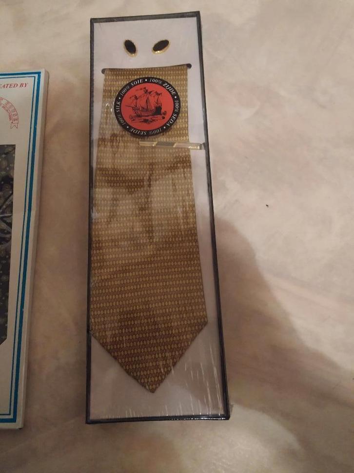 cadeau doosje met das en speld en manchette knoopjes nieuw, Vêtements | Hommes, Cravates, Neuf, Enlèvement ou Envoi