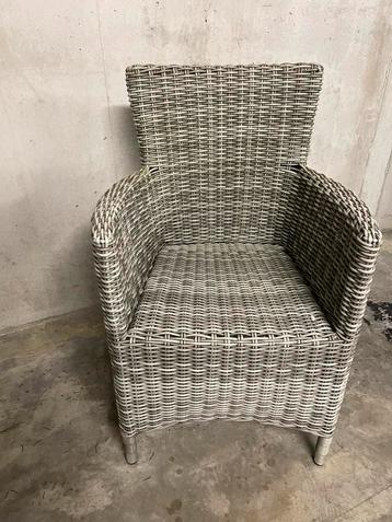 Één Tuinstoel "Wicker" met kussen. beschikbaar voor biedingen
