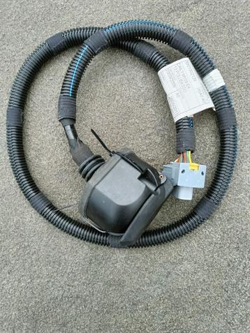 13-polige stekkerdoos met kabelboom beschikbaar voor biedingen