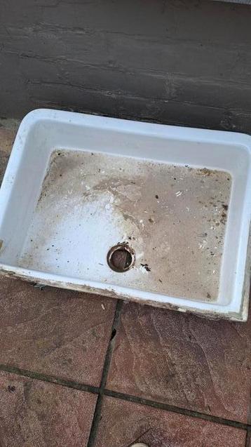 Zeer oude lavabo, wastafel, gootsteen beschikbaar voor biedingen
