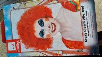 Halloween is Coming. Nieuwe, knalrode clownspruik  beschikbaar voor biedingen