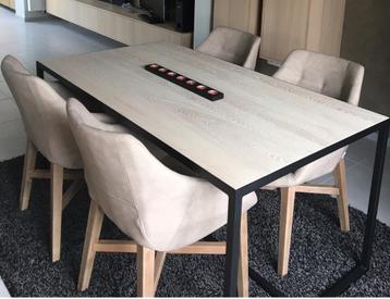 Leuke tafel met stoelen in zeer goede staat!  beschikbaar voor biedingen