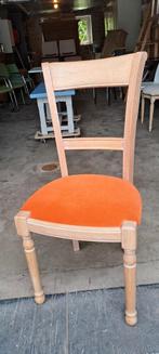 une chaise en chêne assise en tissu couleur orange, Ophalen