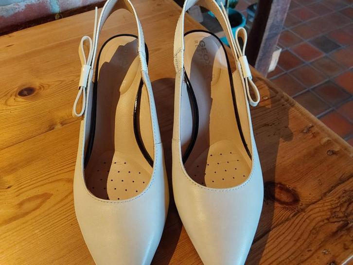 Geox Elisangel crème pumps, 37 1/2 paar uur gedragen, Kleding | Dames, Schoenen, Nieuw, Pumps, Beige, Ophalen of Verzenden