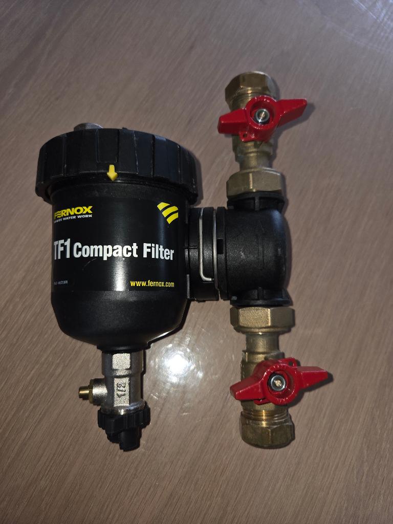 Filtre magnétique FERNOX TF1 compact + robinets 3/4", Bricolage & Construction, Chauffe-eau & Boilers, Comme neuf, Élément, Moins de 3 ans
