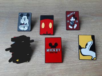 5 leuke kleurige Mickey Mouse pins te koop beschikbaar voor biedingen