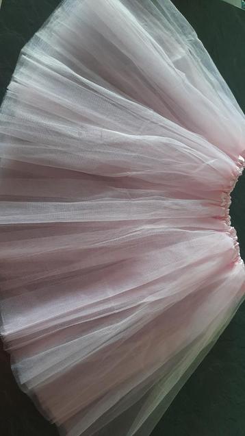 Roze tutu in tule beschikbaar voor biedingen