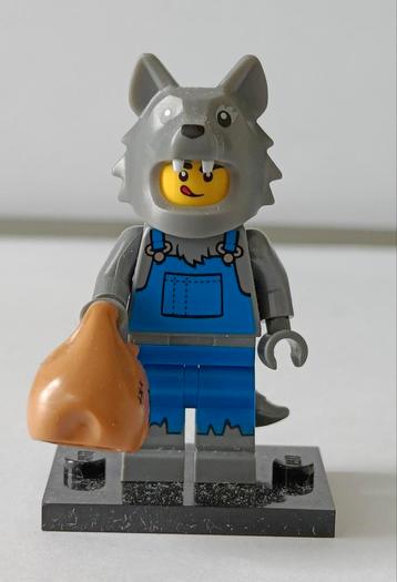 Lego minifigure wolf