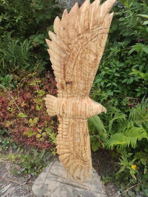 Roofvogel in de vlucht -houtsculptuur -beeldhouw werk, Tuin en Terras, Tuinbeelden, Zo goed als nieuw, Hout, Ophalen