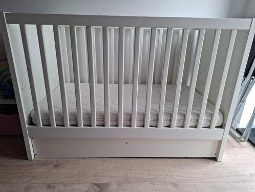 Babybed met toebehoren, Kinderen en Baby's, Kinderkamer | Bedden, Gebruikt, Minder dan 140 cm, Minder dan 70 cm, Lattenbodem, Matras