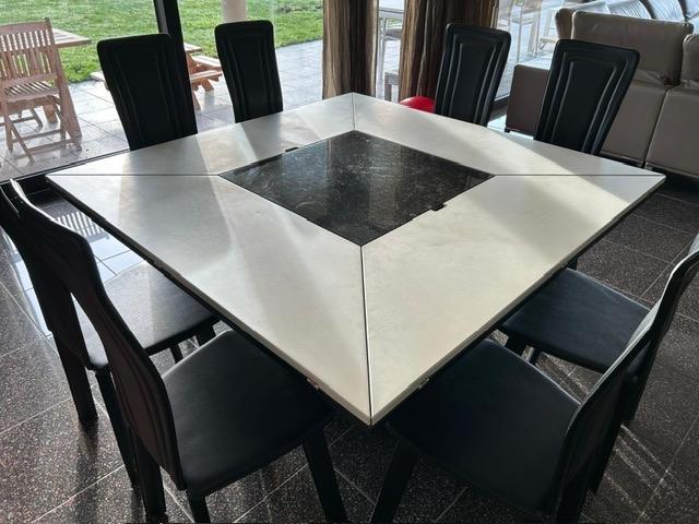 Design cirkante tafel Bob Vandenberghe met 8 design dtoelen, Huis en Inrichting, Tafels | Eettafels, Zo goed als nieuw, 100 tot 150 cm