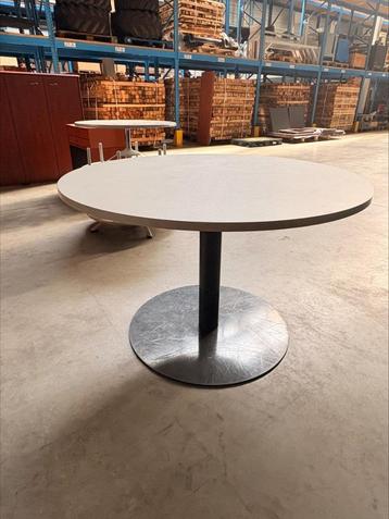tafel met ronde poort beschikbaar voor biedingen